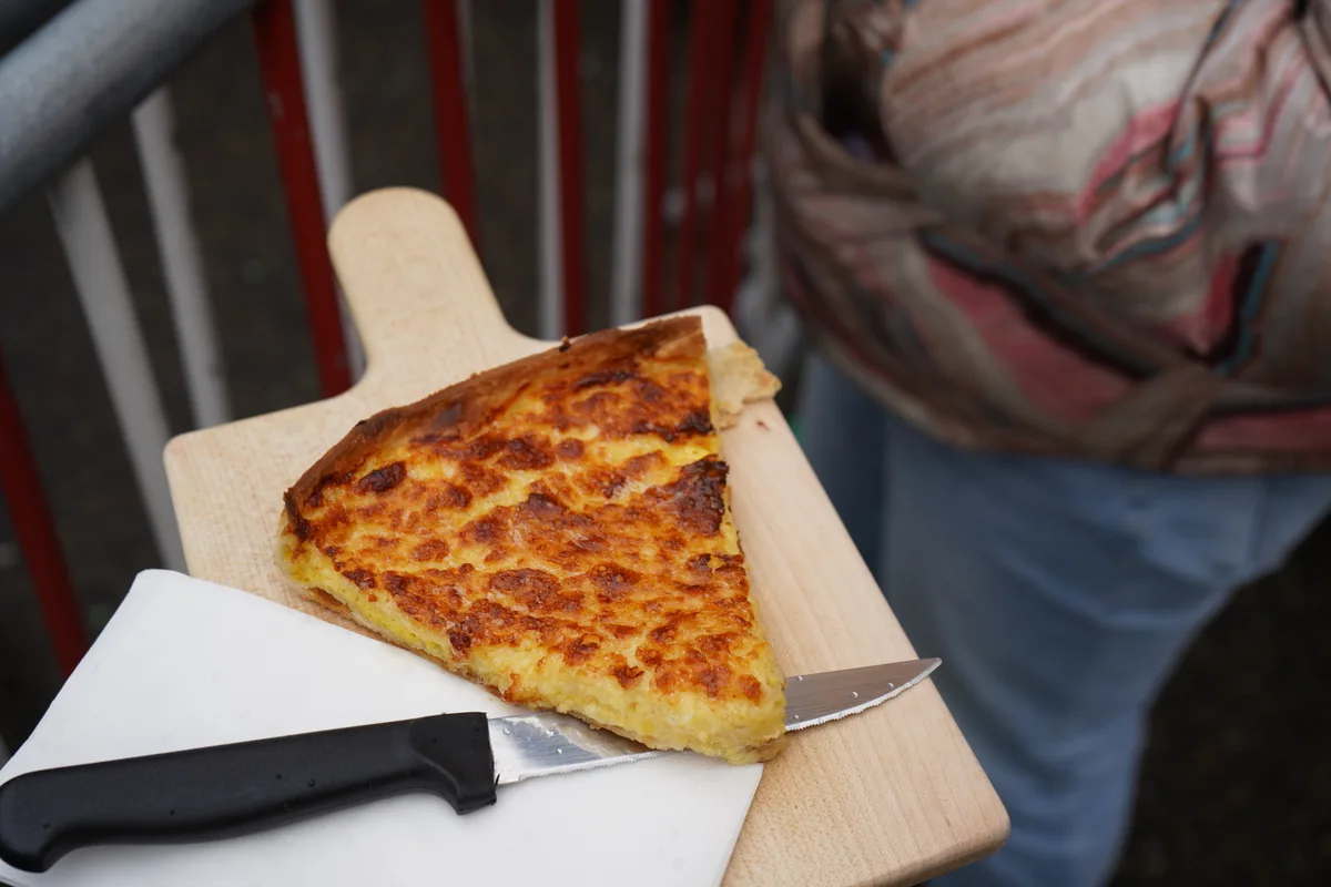 Man sieht eine «Chäs-Bölle-Wähe» am Faschingsmontag in Wald.